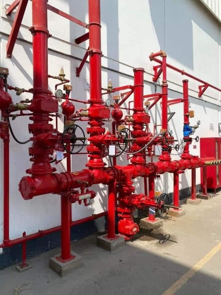 Estación de válvulas de control de rociadores en planta industrial