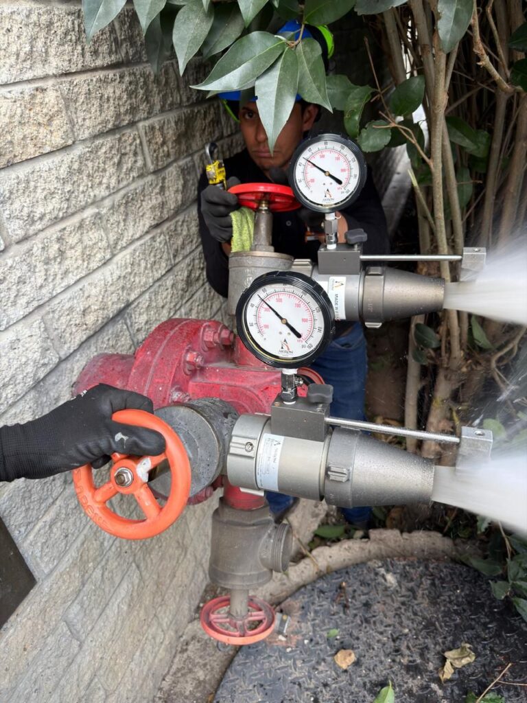 Medición con tubo pitot en hidrante de doble salida durante prueba de flujo